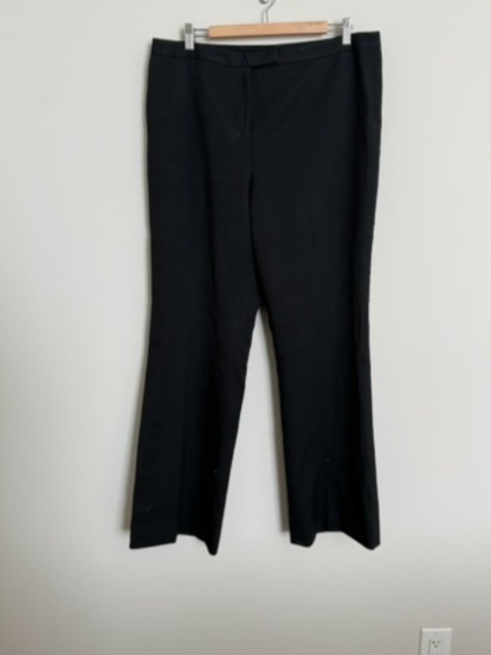 Woman Tahari Arthur S. Levine 2-piece Black Pant Suit - Size 16. - Picture 9 of 12